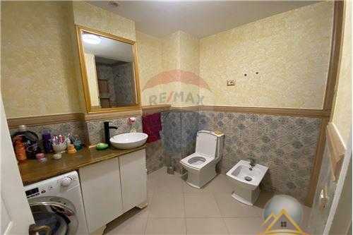 Shitet apartament 2+1+2 tualete ne zonen e Astirit perballe kompleksit Fratari