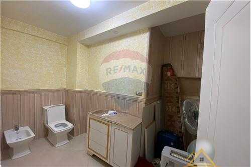 Shitet apartament 2+1+2 tualete ne zonen e Astirit perballe kompleksit Fratari