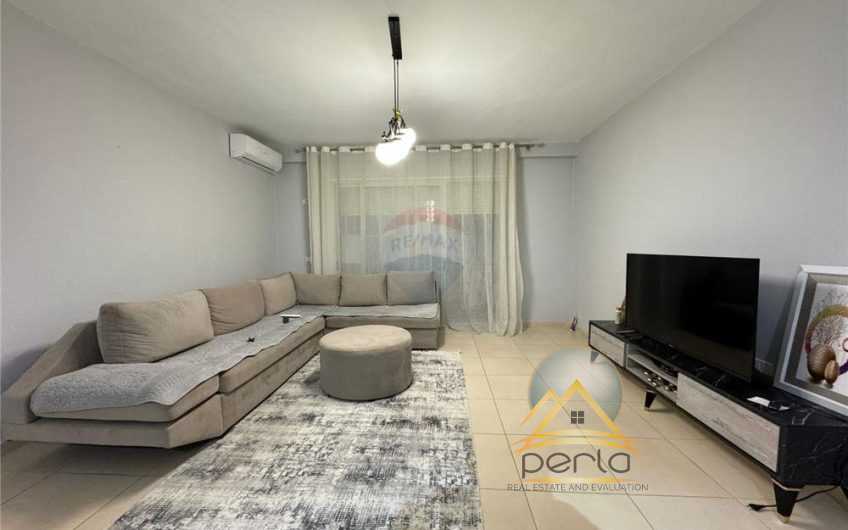 Apartament 1+1 ne shitje, Liqeni i Thate prane Radison Hotel.