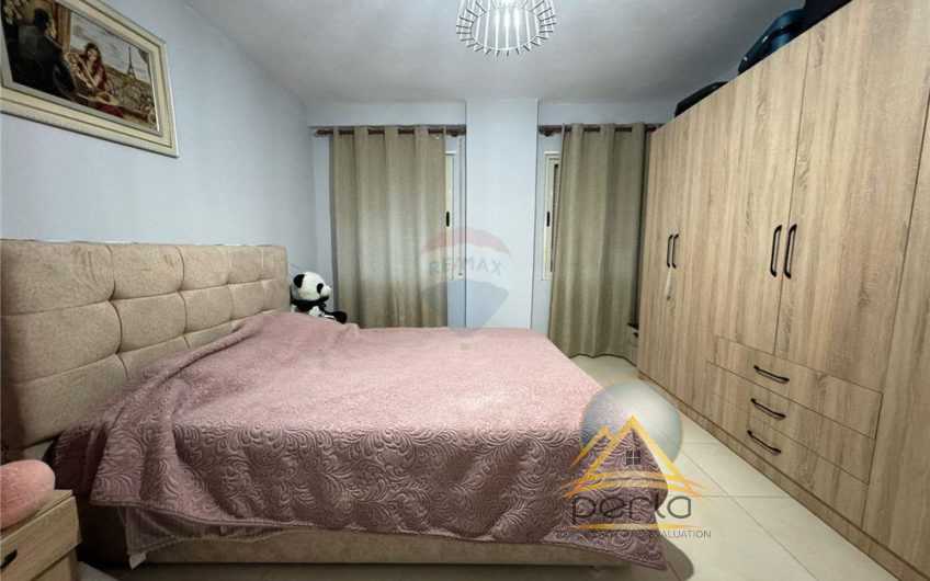 Apartament 1+1 ne shitje, Liqeni i Thate prane Radison Hotel.