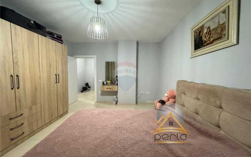 Apartament 1+1 ne shitje, Liqeni i Thate prane Radison Hotel.