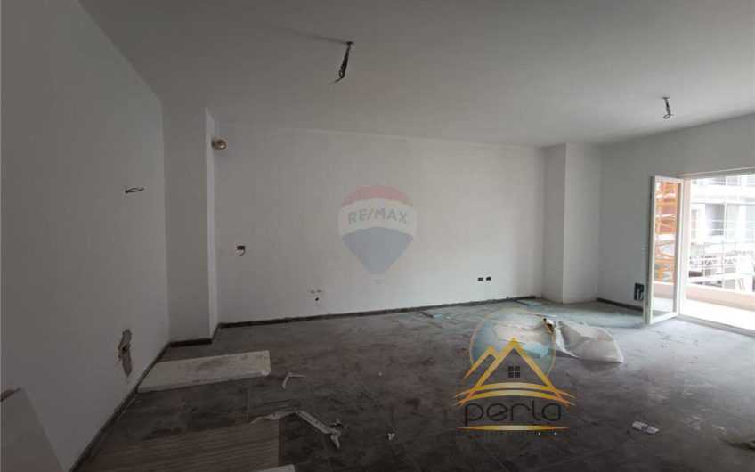 Shitet apartament 1+1 tek Kompleksi Aura prane Kupoles