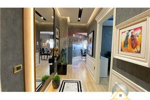 Shitet apartament 2+1  tek Stacioni Trenit