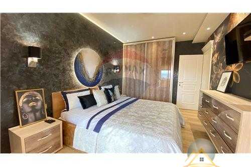 Shitet apartament 2+1  tek Stacioni Trenit