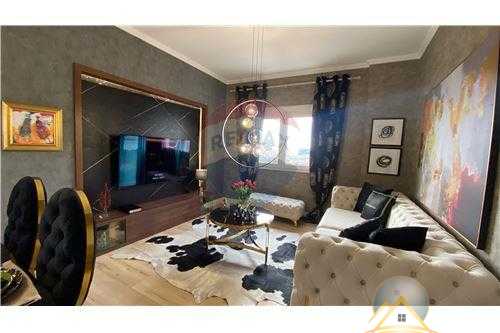 Shitet apartament 2+1  tek Stacioni Trenit