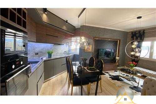 Shitet apartament 2+1  tek Stacioni Trenit