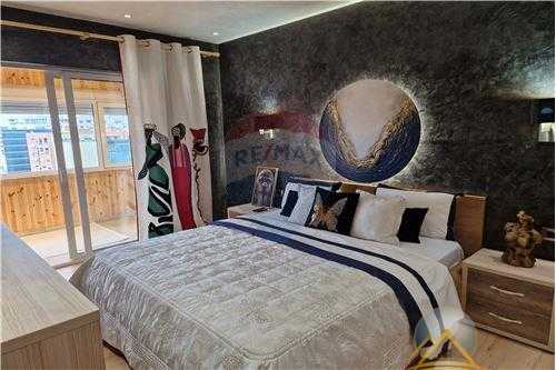 Shitet apartament 2+1  tek Stacioni Trenit