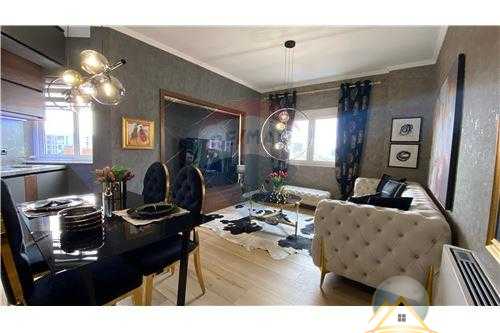 Shitet apartament 2+1  tek Stacioni Trenit