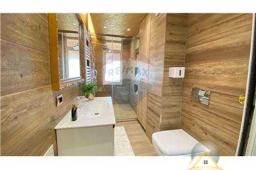 Shitet apartament 2+1  tek Stacioni Trenit