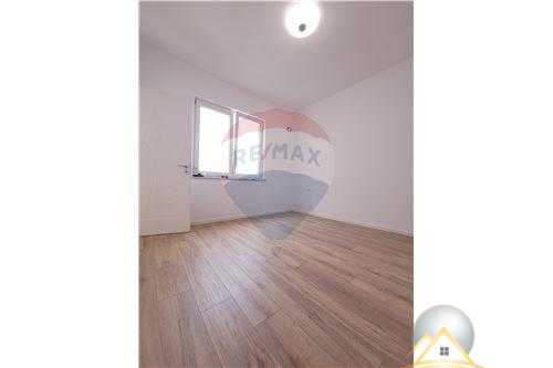 Shitet apartament 1+1 tek Rruga e Durresit