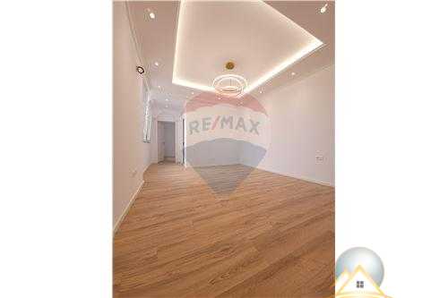 Shitet apartament 1+1 tek Rruga e Durresit