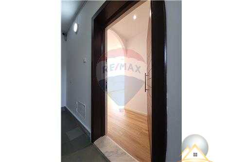 Shitet apartament 1+1 tek Rruga e Durresit