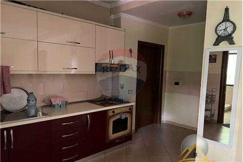 Shitet apartament 2+1 ne Ali Dem