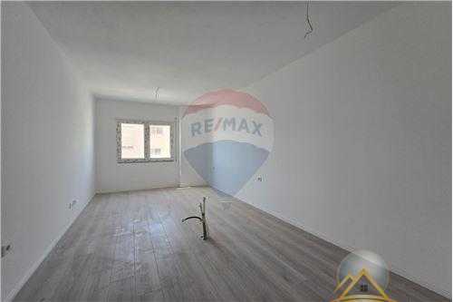 Shitet apartament 2+1  tek hyrja e Rezidences Kodra e Diellit