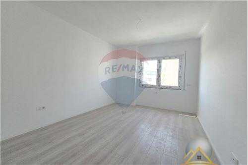 Shitet apartament 2+1  tek hyrja e Rezidences Kodra e Diellit