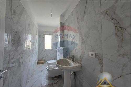 Shitet apartament 2+1  tek hyrja e Rezidences Kodra e Diellit