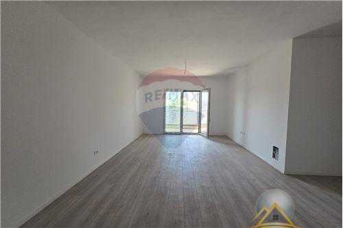 Shitet apartament 2+1  tek hyrja e Rezidences Kodra e Diellit