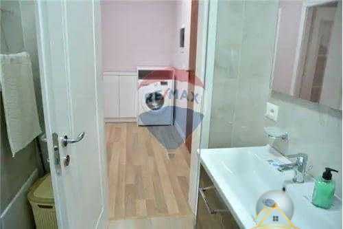 JEPET APARTAMENT ME QERA 1+1 NE RRUGEN E KAVAJES