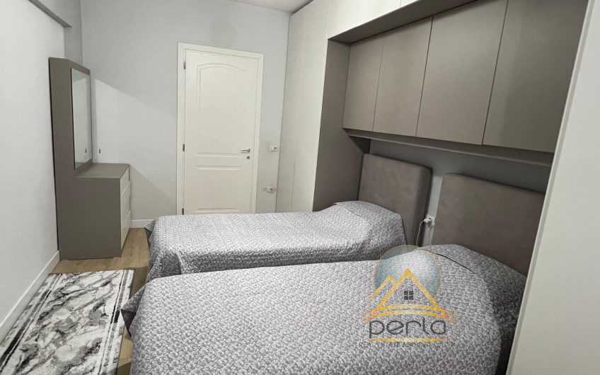 Shitet apartament 2+1+2 ne Yzberisht, perballe KMY