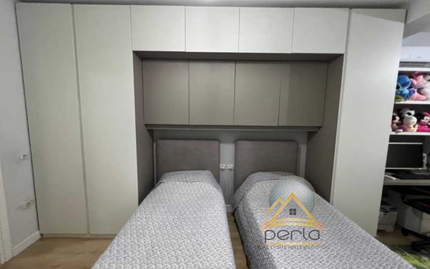 Shitet apartament 2+1+2 ne Yzberisht, perballe KMY