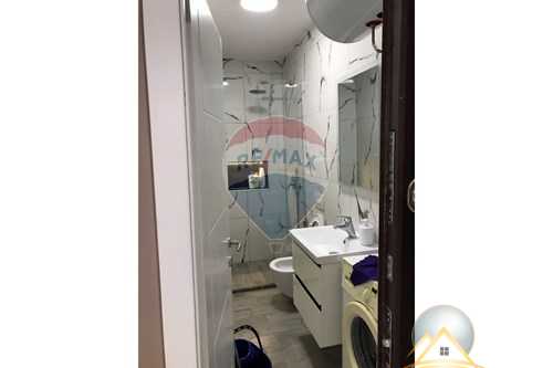 Shitet apartament  1+1 prane 21-Dhjetorit
