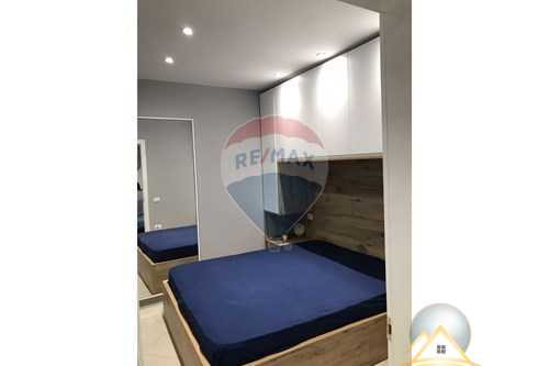 Shitet apartament  1+1 prane 21-Dhjetorit