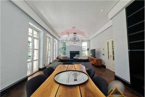 Shitet vile luksoze tek Rolling Hill