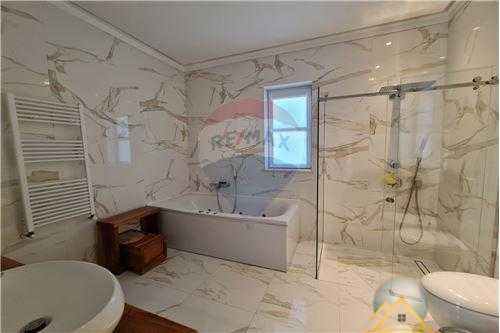 Shitet vile luksoze tek Rolling Hill