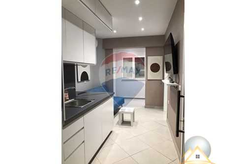 Shitet apartament  1+1 prane 21-Dhjetorit