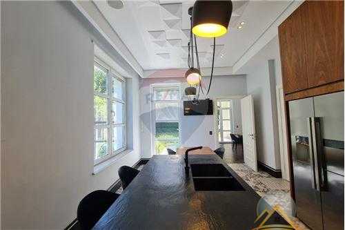 Shitet vile luksoze tek Rolling Hill