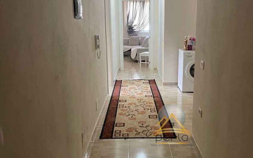 Shitet apartament 2+1, tek Fresku pranë bar Deus
