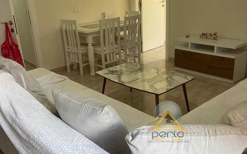 Shitet apartament 2+1, tek Fresku pranë bar Deus