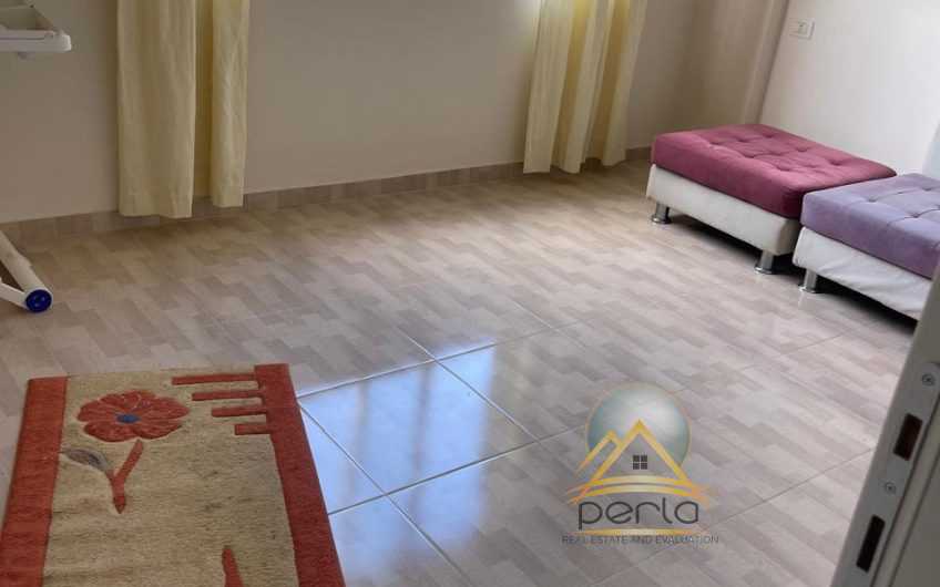 Shitet apartament 2+1, tek Fresku pranë bar Deus
