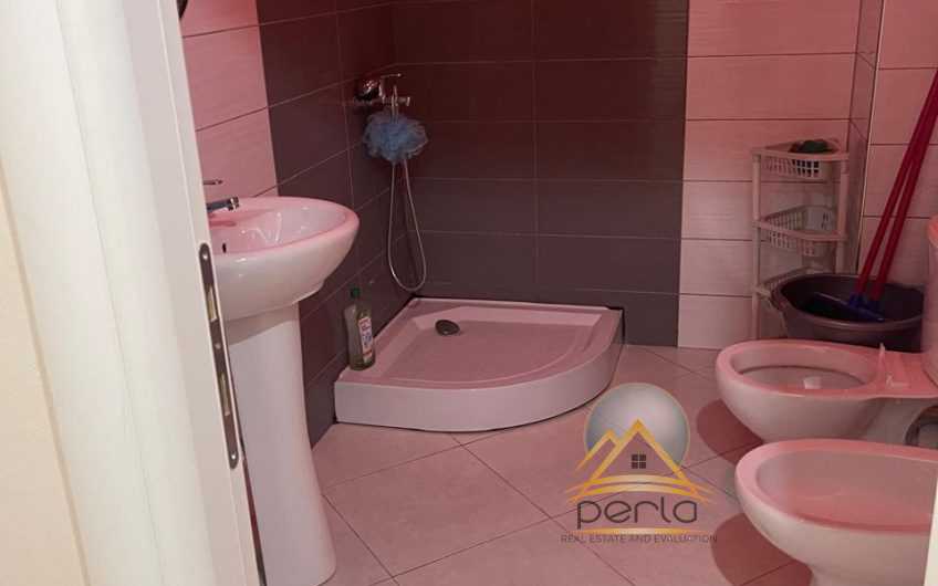 Shitet apartament 2+1, tek Fresku pranë bar Deus