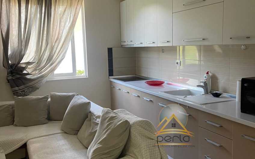 Shitet apartament 2+1, tek Fresku pranë bar Deus
