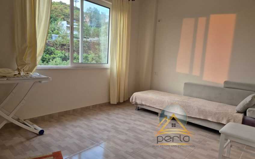 Shitet apartament 2+1, tek Fresku pranë bar Deus