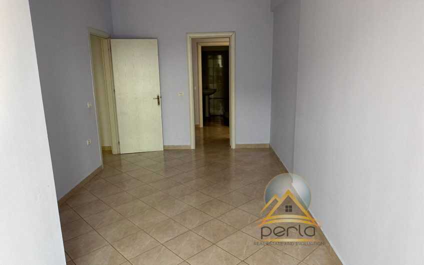 Shitet apartament (3+1) Yzberisht