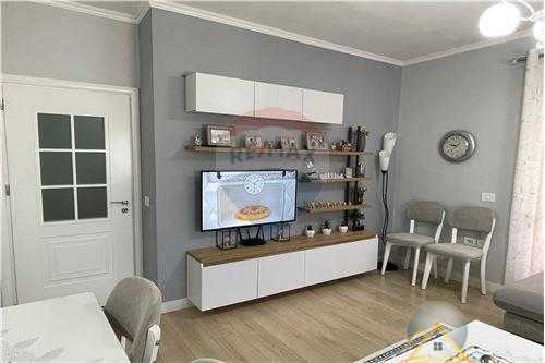 Shitet apartament 2+1+2 te Rruga e Thesarit, prane Restaurant Fresku