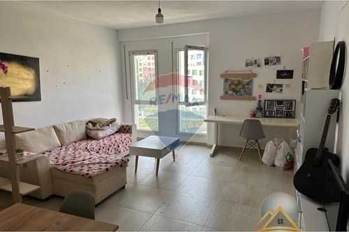 Shitet apartament 1+1 ne Ali Demi