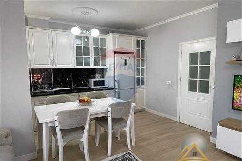 Shitet apartament 2+1+2 te Rruga e Thesarit, prane Restaurant Fresku