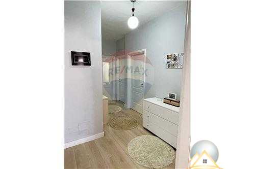 Shitet apartament 2+1+2 te Rruga e Thesarit, prane Restaurant Fresku