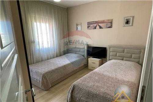 Shitet apartament 2+1+2 te Rruga e Thesarit, prane Restaurant Fresku