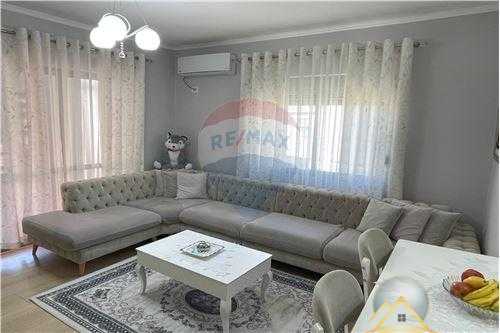 Shitet apartament 2+1+2 te Rruga e Thesarit, prane Restaurant Fresku
