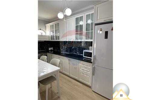 Shitet apartament 2+1+2 te Rruga e Thesarit, prane Restaurant Fresku