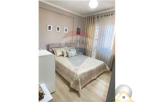 Shitet apartament 2+1+2 te Rruga e Thesarit, prane Restaurant Fresku
