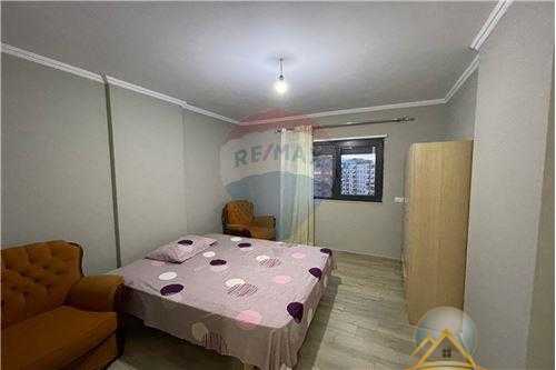 Shitet apartament 2+1+2 ne Astir