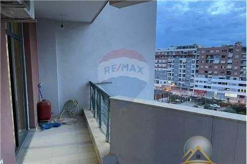 Shitet apartament 2+1+2 ne Astir