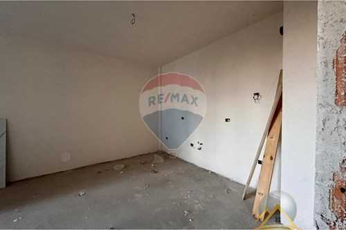 Shitet apartament 1 + 1 te Bulevardi i Ri te kompleksi Ndregjoni