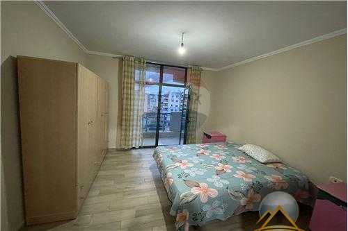 Shitet apartament 2+1+2 ne Astir