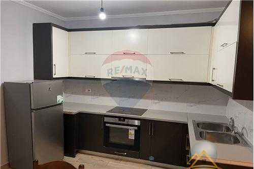 Shitet apartament 2+1+2 ne Astir